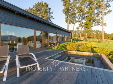 Espectacular Casa  con Vista y Acceso a Lago Panguipulli  en Exclusivo Condominio.