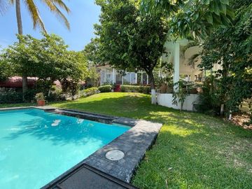 Casa en venta con doble terreno y espectacular vista al Lago
