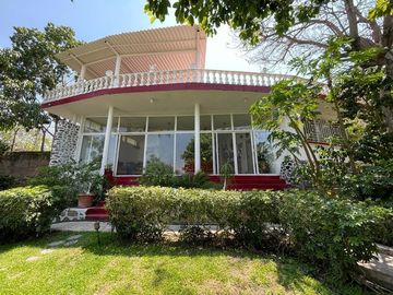 Casa en venta con doble terreno y espectacular vista al Lago