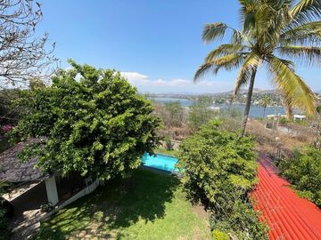Casa en venta con doble terreno y espectacular vista al Lago