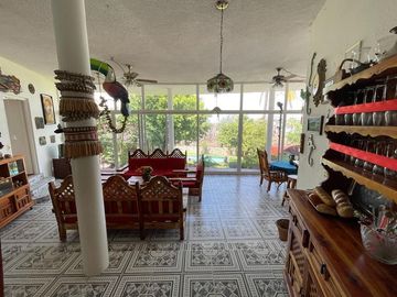 Casa en venta con doble terreno y espectacular vista al Lago