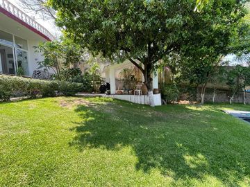 Casa en venta con doble terreno y espectacular vista al Lago