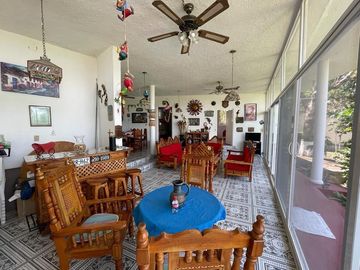 Casa en venta con doble terreno y espectacular vista al Lago