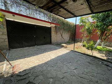 Casa en venta con doble terreno y espectacular vista al Lago