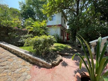 Casa en venta con doble terreno y espectacular vista al Lago
