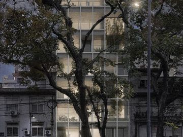 Departamento 4 ambientes con balcón aterrazado! Frente a la plaza!