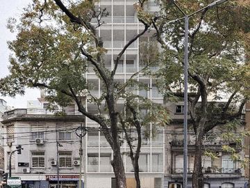 Departamento 4 ambientes con balcón aterrazado! Frente a la plaza!