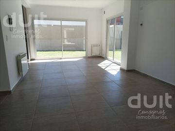 Casa en Venta 3 dormitorios y 3 baños en Housing - La Calandria