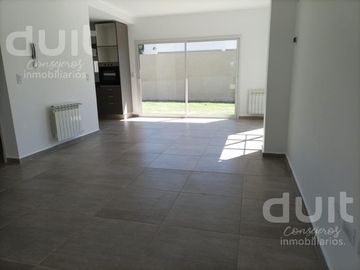 Casa en Venta 3 dormitorios y 3 baños en Housing - La Calandria