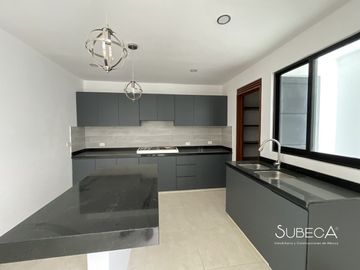 Casa en Venta en Fraccionamiento Privado, Sala de TV, 3 recámaras y Terraza
