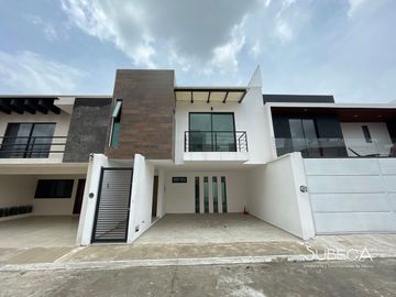 Casa en Venta en Fraccionamiento Privado, Sala de TV, 3 recámaras y Terraza