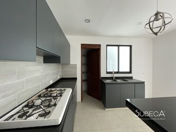 Casa en Venta en Fraccionamiento Privado, Sala de TV, 3 recámaras y Terraza