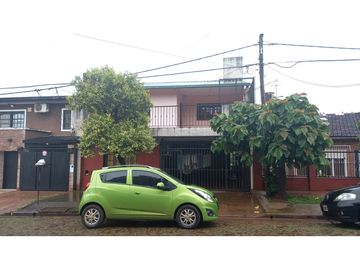 Inmueble con casa, departamento y monoambientes