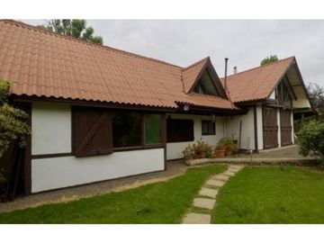 Venta parcela 6,2 hectáreas con 2 casas en Olmué
