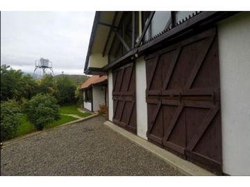 Venta parcela 6,2 hectáreas con 2 casas en Olmué