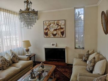 HERMOSA CASA EN ÑUÑOA , EXCELENTE BARRIO