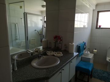HERMOSA CASA EN ÑUÑOA , EXCELENTE BARRIO