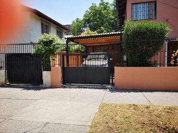HERMOSA CASA EN ÑUÑOA , EXCELENTE BARRIO