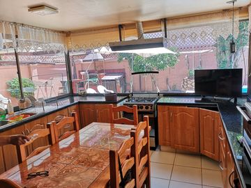 HERMOSA CASA EN ÑUÑOA , EXCELENTE BARRIO