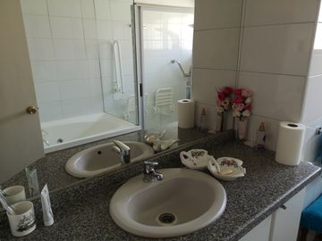 HERMOSA CASA EN ÑUÑOA , EXCELENTE BARRIO