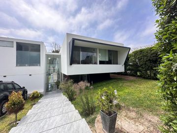 VENTA DE CASA MODERNA Y LUJOSA CON PISCINA EN LURIN