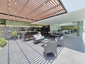 VENTA DE CASA MODERNA Y LUJOSA CON PISCINA EN LURIN
