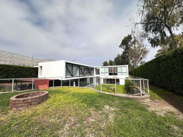 VENTA DE CASA MODERNA Y LUJOSA CON PISCINA EN LURIN