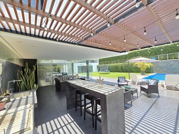 VENTA DE CASA MODERNA Y LUJOSA CON PISCINA EN LURIN