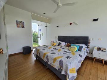 VENTA DE CASA MODERNA Y LUJOSA CON PISCINA EN LURIN