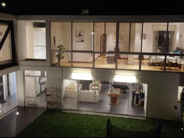 VENTA DE CASA MODERNA Y LUJOSA CON PISCINA EN LURIN