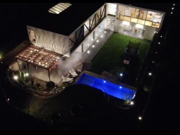 VENTA DE CASA MODERNA Y LUJOSA CON PISCINA EN LURIN