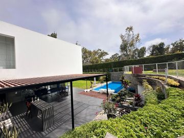 VENTA DE CASA MODERNA Y LUJOSA CON PISCINA EN LURIN