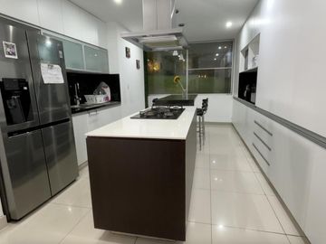 VENTA DE CASA MODERNA Y LUJOSA CON PISCINA EN LURIN