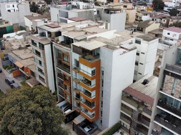 VENDO DEPARTAMENTO DUPLEX  EN BARRANCO, FRENTE A PARQUE