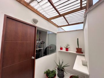 VENDO DEPARTAMENTO DUPLEX  EN BARRANCO, FRENTE A PARQUE