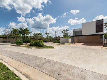 Casa en Merida Zona Country en venta, en privada con amenidades.