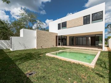 Casa en Merida Zona Country en venta, en privada con amenidades.