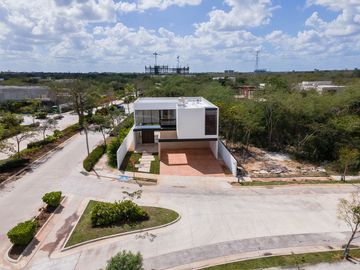 Casa en Merida Zona Country en venta, en privada con amenidades.