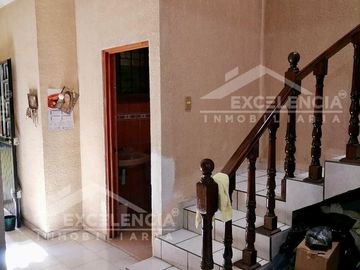 SE VENDE CASA ubicada en la Colonia Agustín Arriaga Rivera, frente a la voz de M