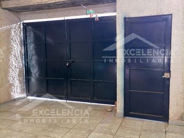 SE VENDE CASA ubicada en la Colonia Agustín Arriaga Rivera, frente a la voz de M
