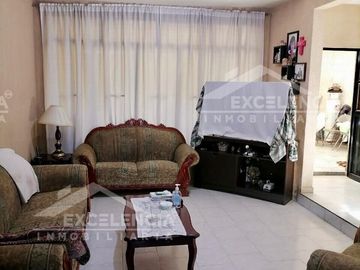 SE VENDE CASA ubicada en la Colonia Agustín Arriaga Rivera, frente a la voz de M