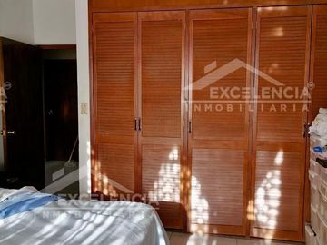 SE VENDE CASA ubicada en la Colonia Agustín Arriaga Rivera, frente a la voz de M
