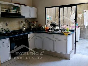 SE VENDE CASA ubicada en la Colonia Agustín Arriaga Rivera, frente a la voz de M