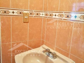 SE VENDE CASA ubicada en la Colonia Agustín Arriaga Rivera, frente a la voz de M