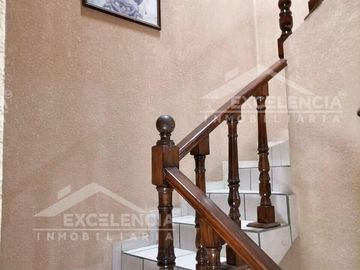 SE VENDE CASA ubicada en la Colonia Agustín Arriaga Rivera, frente a la voz de M