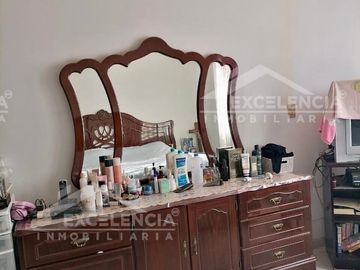 SE VENDE CASA ubicada en la Colonia Agustín Arriaga Rivera, frente a la voz de M