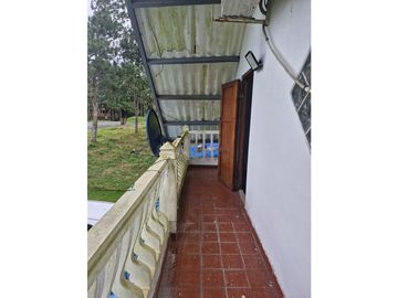 CERRO AZUL / 1000M2 / 4 HABIT / TERRAZA / JARDN / TOTALMENTE CERCADA