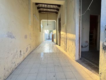 Casa en venta para remodelar en la calle 50, en el centro de Mérida Yucatán.