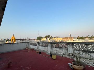 Casa en venta para remodelar en la calle 50, en el centro de Mérida Yucatán.