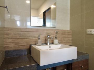 Hermosa casa de 3 niveles de oportunidad en venta Solares